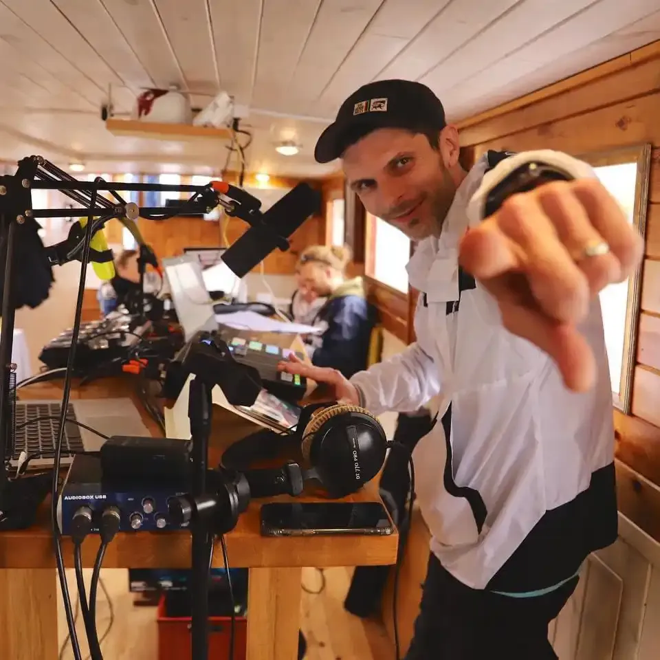 DJ s mixážním pultem v salonu lodi