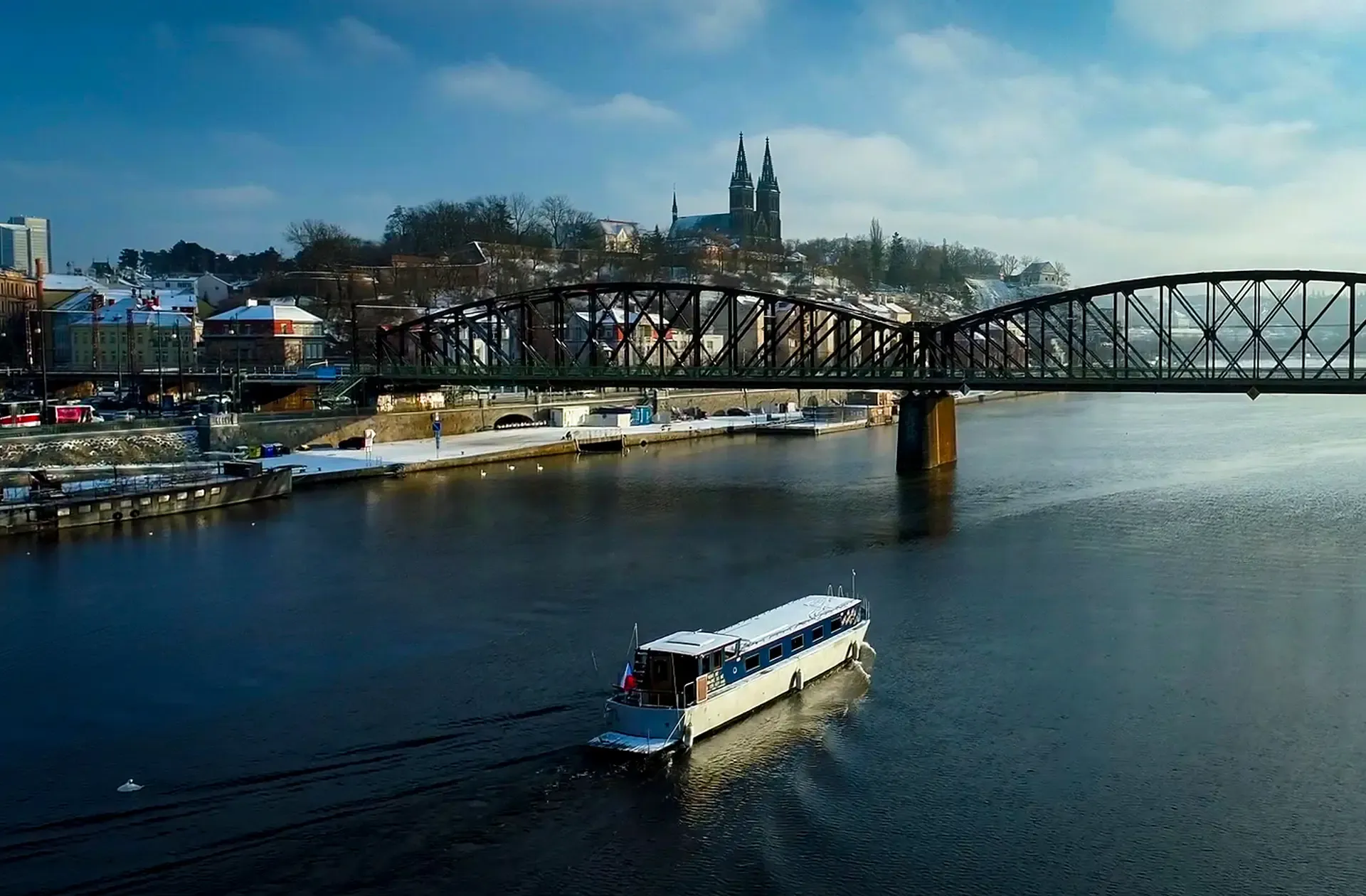 Loď Imago Mundi na Vltavě pod Vyšehradem u železničního mostu