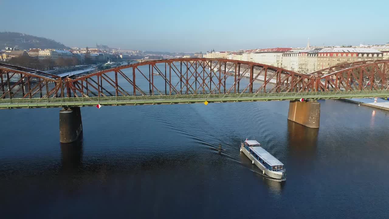 Loď Imago Mundi pluje po Vltavě pod Železničním mostem v Praze