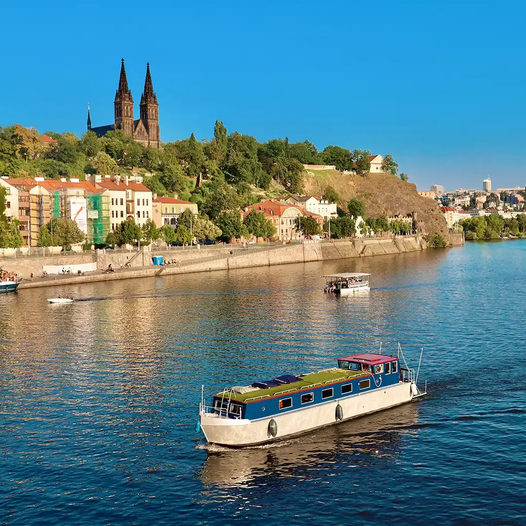 Loď Imago Mundi na Vltavě, v pozadí Vyšehrad