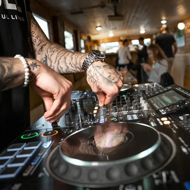 DJ za mixážním pultem v kajutě