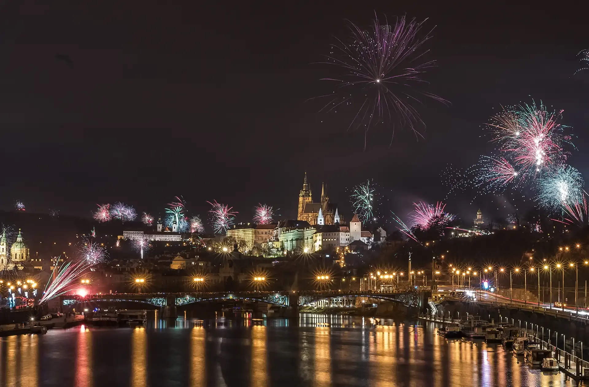 Ohňostroj nad Pražským hradem a Vltavou o silvestrovské noci